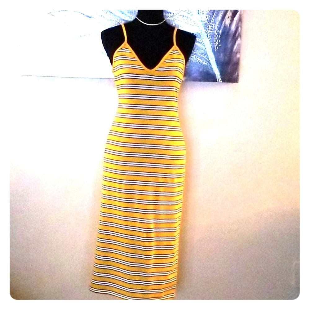 Heart & Hips Stretch Dress Women's Medium Mustard V-Neck Below the Knee
